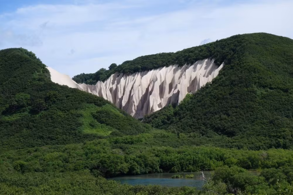 Khu vực Kuthiny Bata, một di sản thiên nhiên độc đáo của Kamchatka. Trông xa, nơi đây giống như xứ sở thần tiên được miêu tả trong các bộ phim hoạt hình của Disney. (Nguồn Brightside)
