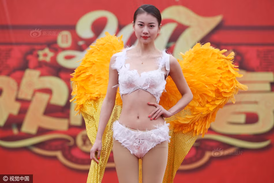 Ngày 28/1 tức mùng 1 Tết Âm lịch 2017, tại chùa Khai Phong đã diễn ra một loạt các hoạt động văn hóa thu hút đông đảo người dân địa phương và du khách tới xem. Tuy nhiên, trong số các hoạt động văn hóa giải trí, chương trình trình diễn nội y lại nhận được nhiều sự chú ý nhất. (Nguồn Sina)