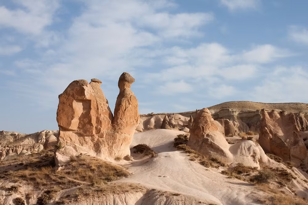 Trong số những tảng đá kỳ lạ, tảng đá tự nhiên có hình con lạc đà ở Cappadocia, Thổ Nhĩ Kỳ là một trong những tảng đá nổi tiếng nhất. Trải qua bao mưa gió, nó vẫn trường tồn với thời gian, không bị ảnh hưởng. (Nguồn Brilio)