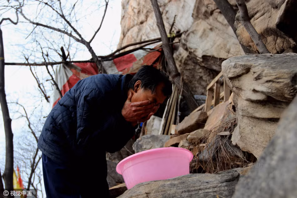 Trong nhà của Thôi còn có 6 anh chị em khác, đều là những người đi làm công. Khi người nhà tìm đến khuyên giải, Thôi cho rằng làm công quá mệt mỏi, phức tạp, còn thường xuyên bị mắng nhiếc, khinh bỉ, không bằng lên núi sống tự do tự tại, có rau ăn rau có cháo ăn cháo. (Nguồn Sina)