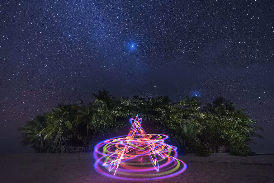 Dưới ánh sáng dịu nhẹ của các vì tinh tú trên nền trời đêm, những dòng ánh sáng đủ màu nhảy múa không ngừng nghỉ, tạo ra khung cảnh ảo diệu như trong xứ sở cổ tích. (Nguồn Sina)