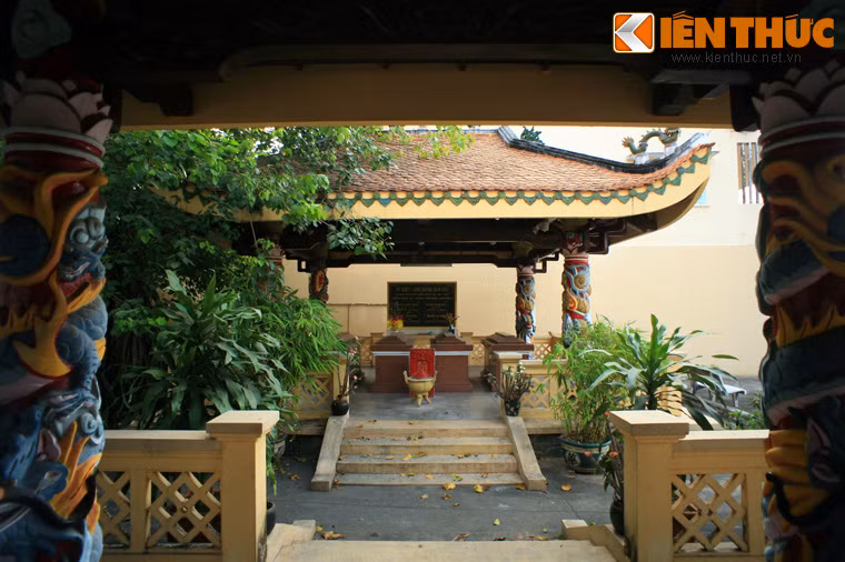 Nhà mộ ở phía sau, chỉ có một lớp mái cong chạm rồng. Bên trong là 4 cây cột đỡ mái chạm rồng. Bên dưới là bốn ngôi mộ đều được dán bằng đá granite màu gạch tôm sẫm.
