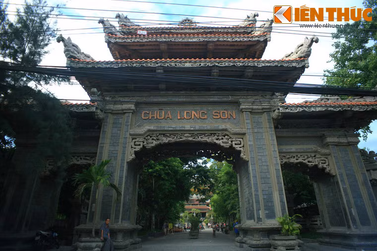 Chùa do nhà Hoà thượng Thích Ngộ Chí theo dòng Thiền Lâm tế đời thứ 39 khai sơn sáng lập năm 1886 với tên gọi là Đằng Long tự.