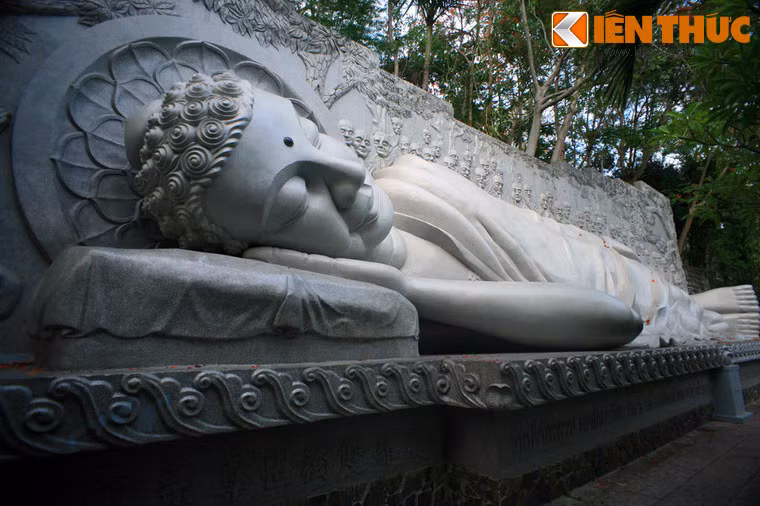 Từ chùa, muốn lên đến đỉnh đồi Trại Thủy phải đi lên 193 bậc tam cấp. Tại bậc thứ 44 là tượng Phật Tổ nhập Niết Bàn dài 17 m, cao 5 m, đằng sau tượng là bức phù điêu mô tả cảnh 49 đệ tử túc trực niệm phật. Tượng được xây dựng năm 2003.
