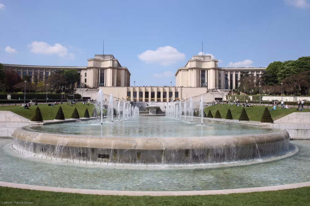 Điện Chaillot (Palais de Chaillot) nằm bên cạnh quảng trường Trocadéro, trên đồi Chaillot ở quận 16. Tòa nhà này được xây dựng nhân dịp Triển lãm Thế giới vào năm 1937 bởi các kiến trúc sư từng đoạt giải Khôi nguyên La Mã trên vị trí của Palais du Trocadéro cũ. Hiện nay bên trong công trình này là nhiều bảo tàng, nhà hát.