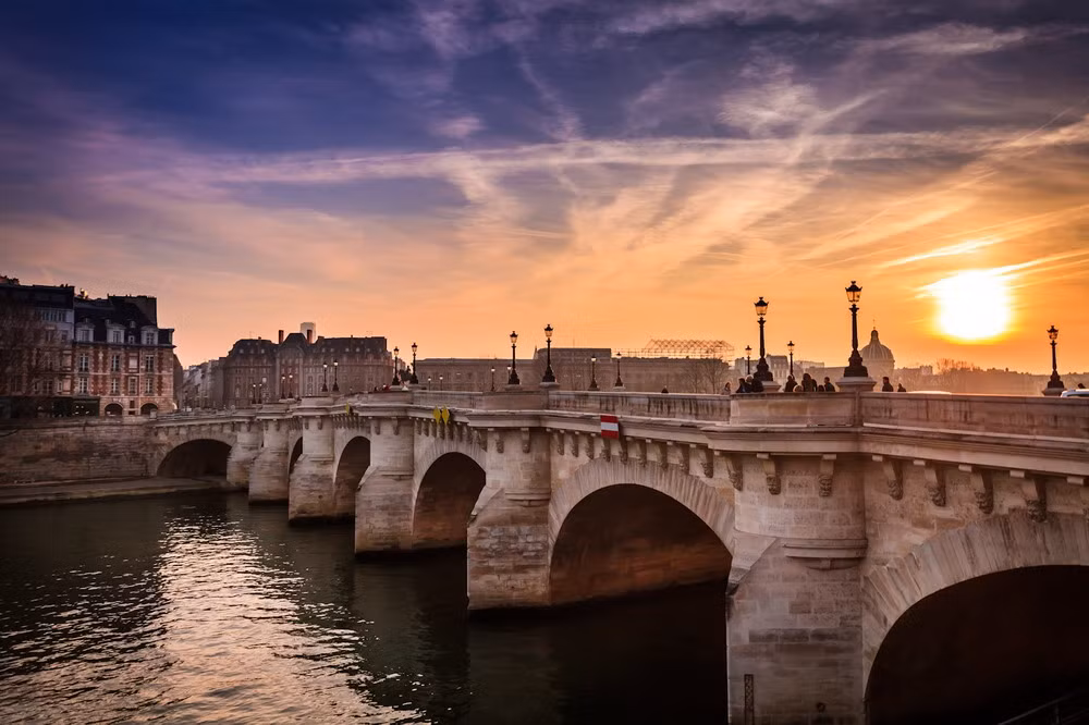 Pont Neuf là một cây cầu nằm ở trung tâm thành phố Paris, nối tả ngạn sông Seine với đảo Île de la Cité rồi tới hữu ngạn. Mặc dù trong tiếng Pháp, Pont Neuf có nghĩa là chiếc cầu mới, nhưng đây lại là cây cầu cổ nhất Paris còn đến nay. Lý do cầu được mang tên này vì nó là chiếc cầu bằng đá đầu tiên của thành phố. Pont Neuf được xây dựng từ năm 1578 và hoàn thành năm 1607.
