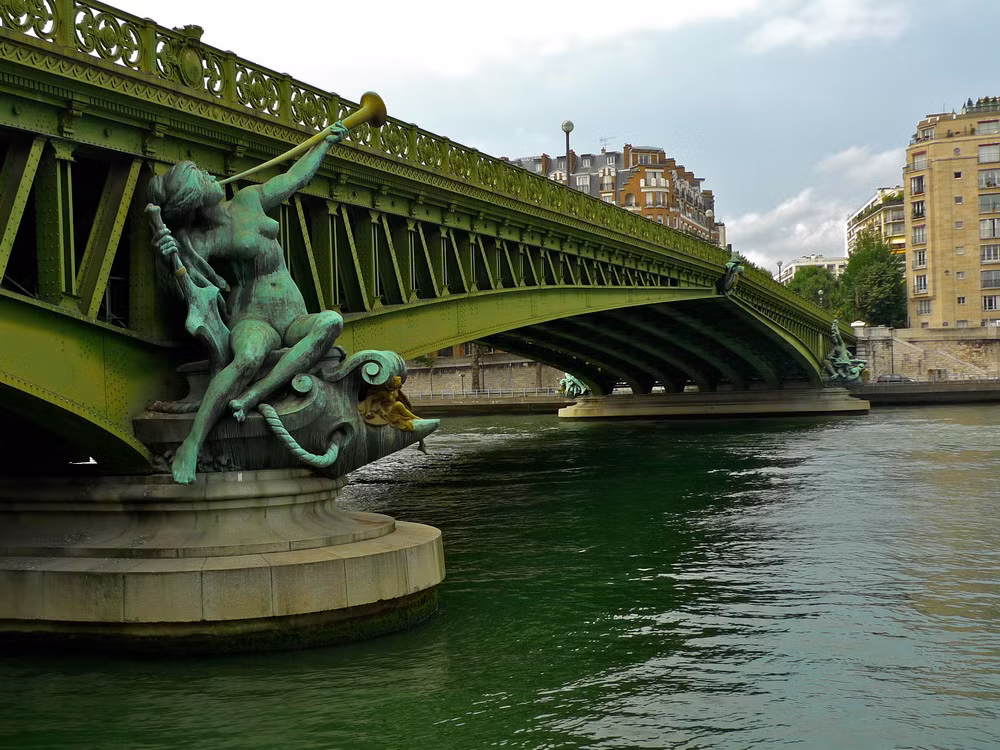 Cầu Mirabeau là một cây cầu nổi tiếng bắc qua sông Seine. Được xây dựng từ năm được xây từ năm 1895 đến năm 1897, công trình này nối liền hai quận 15 ở bờ trái và 16 ở bờ phải.
