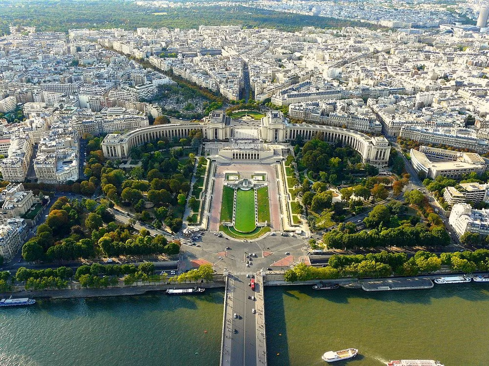 Quảng trường Trocadéro nằm ở phía Tây thành phố Paris, thuộc Quận 16. Nằm trong khu phố sang trọng của thành phố, bên cạnh quảng trường Trocadéro là Palais de Chaillot với hai Bảo tàng Con người và Bảo tàng Hàng hải. Đây cũng chính là địa điểm lý tưởng nhất để ngắm nhìn tháp Eiffel.