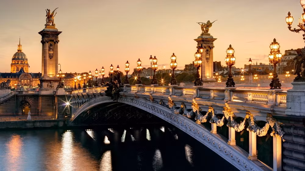 Cầu Alexandre-III là cây cầu bắc qua sông Seine giữa quận 7 và quận 8 thành phố Paris. Là một trong những cây cầu đẹp nhất thành phố, cây cầu hoàn thành năm 1900, là quà tặng của Hoàng đế Nga Alekxandr III cho nước Pháp nhân dịp Triển lãm quốc tế tại Paris năm đó.