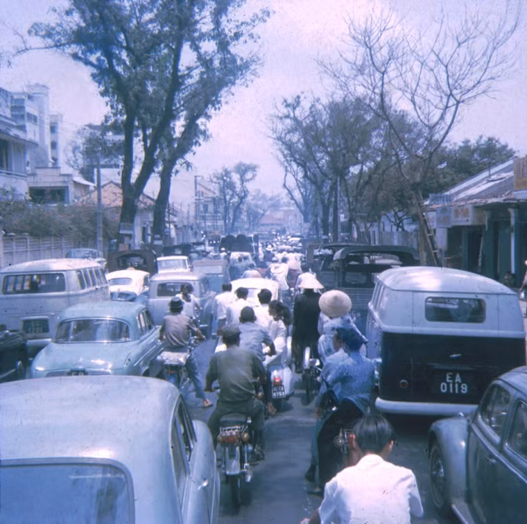 Giờ tan tầm ở đường Đinh Tiên Hoàng.