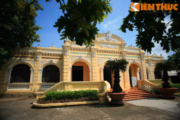 Ngôi nhà thường được dân địa phương gọi là Cái Nhà Lớn, do ông Trần Nhuệ, một địa chủ lớn trong vùng cho xây dựng.
