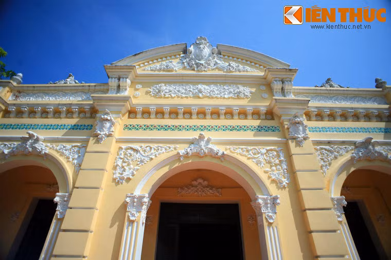 Bên ngoài ngôi nhà được xây dựng theo kiểu nhà hộp trang trí hoa văn theo lối kiến trúc của người phương Tây nhưng bên trong có kiến trúc theo kiểu nhà cổ Việt Nam.