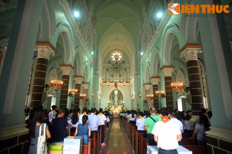 Nhà thờ có chiều dài 40 mét, chia làm 4 gian, rộng 18 mét. Thiết kế ban đầu của nhà thờ Huyện Sỹ gồm 5 gian, tức khoảng 50 mét. Nhưng thời gian đó, nhà thờ tạm Chí Hòa bị hư hại trầm trọng, vì vậy, giới chức trong họ đạo Chợ Đũi đã xin cắt bớt 1 gian, dùng số tiền đó để xây nhà thờ Chí Hòa.