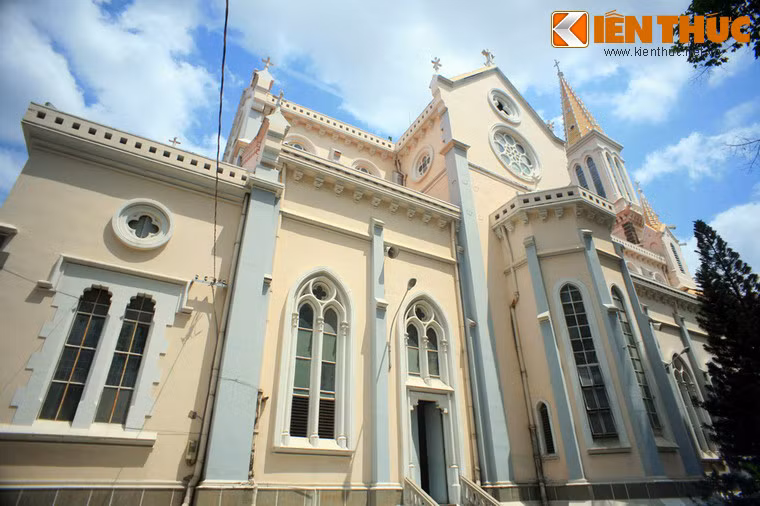 Ngày nay nhà thờ Huyện Sỹ là một điểm tham quan nổi tiếng dành cho du khách ở khu vực trung tâm TP HCM.