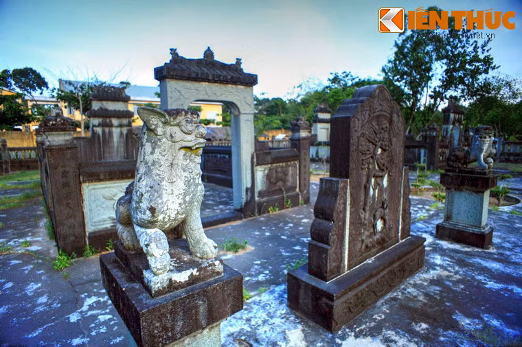 Hai ngôi mộ của ông bà Huỳnh Ngọc Khiêm làm theo kiểu thức giống nhau với tường đá cao bao bọc xung quanh, phía trước có bình phong và hai con nghê đá trấn hai bên.