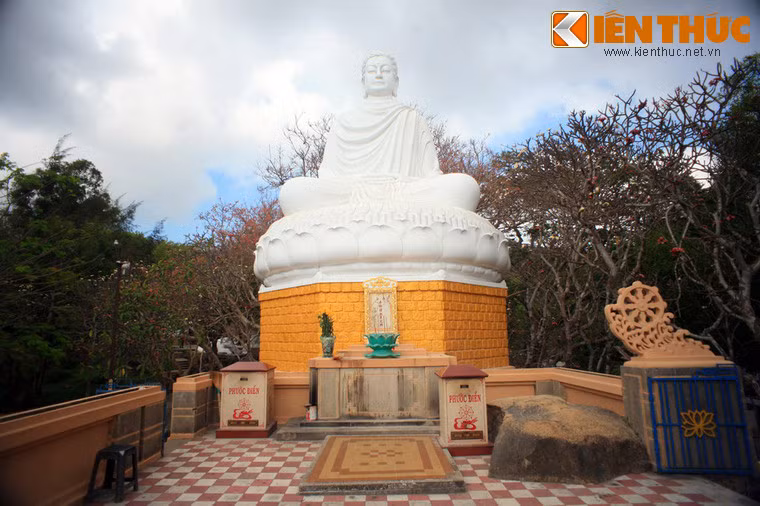 Điểm nhấn đặc sắc nhất của Thích Ca Phật Đài là tượng đức Phật thành đạo cao 11,6 m, là nơi đặt ba viên ngọc xá lợi Phật. Tượng được khánh thành ngày 10/3/1963, do nhà điêu khắc - kiến trúc sư Nguyễn Lân đúc tại chỗ.