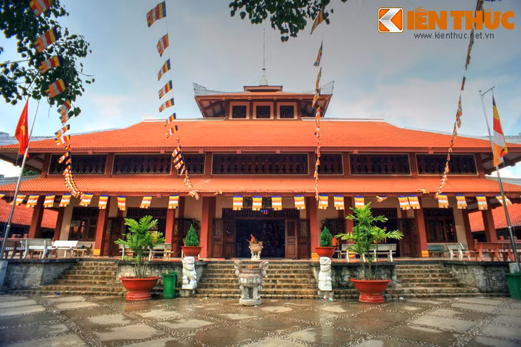 Xung quanh ngọn núi này còn có rất nhiều giai thoại dân gian kỳ bí về những bậc đạo sư có phép màu thần thông, những lời nguyền khủng khiếp hay những con mãng xà khổng lồ reo rắc kinh hoàng cho người dân... Ảnh: Chính điện chùa Phật Lớn.