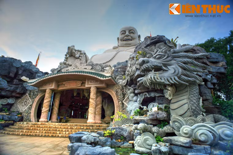 Cũng có người cho rằng tướng cướp Đơn Hùng Tín (biệt danh của Lê Văn Tín, quê Cao Lãnh) có lúc dùng nơi này làm sào huyệt. Sợ lộ, Tín cấm dân lên núi để dễ bề hoạt động. Ảnh: Tượng Phật Di Lặc lớn nhất châu Á trên núi Cấm.