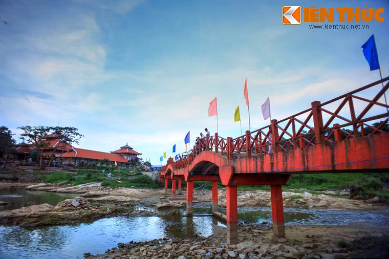 Tác giả Nguyễn Văn Hầu thì cho rằng cảnh hoang vu tịch mịch của núi Cấm rất thuận tiện cho những tay "Lương Sơn Bạc" tụ tập để gây rối cho xóm làng và các vùng phụ cận. Muốn giữ sự yên tịnh cho dân tình, nhà chức trách ở tỉnh đương thời mới đem ra lịnh cấm họ ở trong vùng này. Ảnh: Cây cầu bắc qua hồ Thủy Liêm dẫn vào chùa Phật Lớn trên núi Cấm.