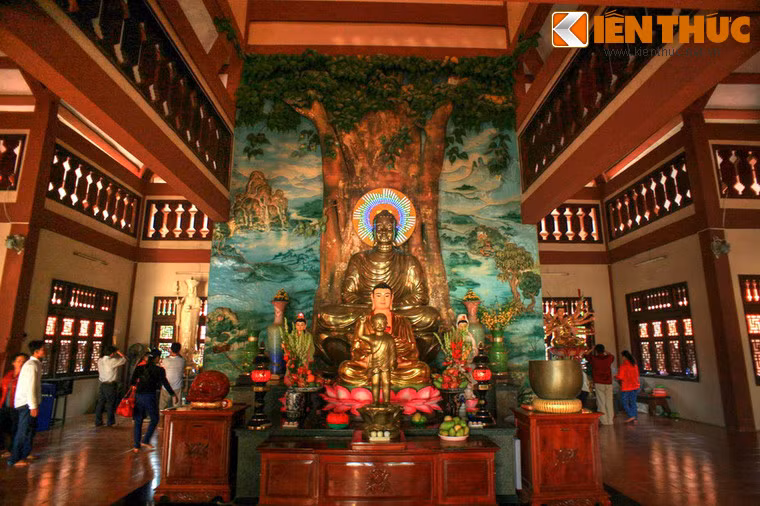Ngày nay, núi Cấm đã trở thành thắng cảnh nổi tiếng của tỉnh An Giang với dáng vẻ hùng vĩ, khí hậu mát mẻ, phong cảnh đẹp và cây cối xanh tươi. Ảnh: Bên trong chùa Phật Lớn.