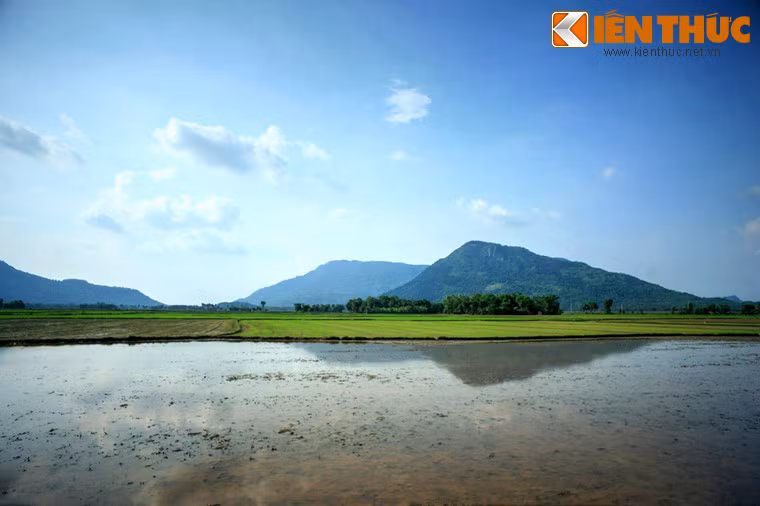 Nằm ở huyện Tịnh Biên, tỉnh An Giang, Núi Cấm (Cấm Sơn) là một ngọn núi thiêng nối tiếng, có vai trò quan trọng trong lịch sử và văn hóa của miền đất Nam Bộ.