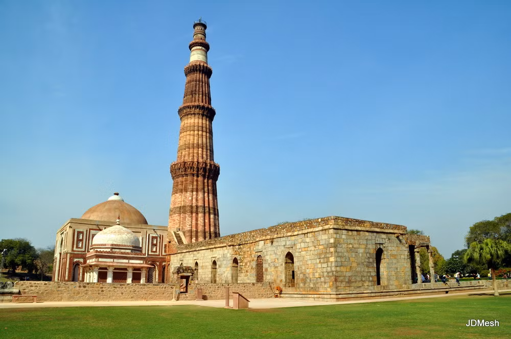 Theo các nhà nghiên cứu, tháp cổ Qutub Minar vừa là một tượng đài chiến thắng vừa là một tháp đọc kinh Minaret.
