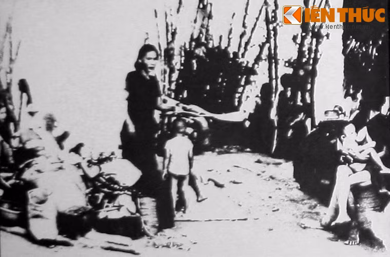 Hàng nghìn gia đình phải sống trong cảnh màn trời chiếu đất do quân Pol Pot đốt phá hết nhà cửa.