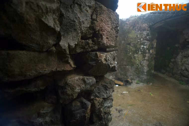 Qua thời gian dài mưa gió Đồn Cao đã bị hỏng hóc đi nhiều, các vách tường nhiều chỗ đã bị hỏng, khu nhà phía dưới gần như đã hỏng hoàn toàn chỉ còn trơ lại một đoạn tường lở lói.