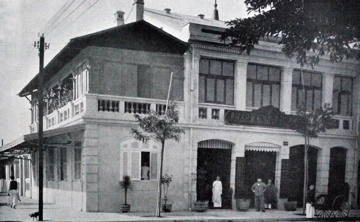 Hiệu thuốc Tây J. Blanc ở góc đường Paul Bert - Henri Rivière (nay là góc Tràng Tiền - Ngô Quyền), là hiệu thuốc Tây đầu tiên của Hà Nội.