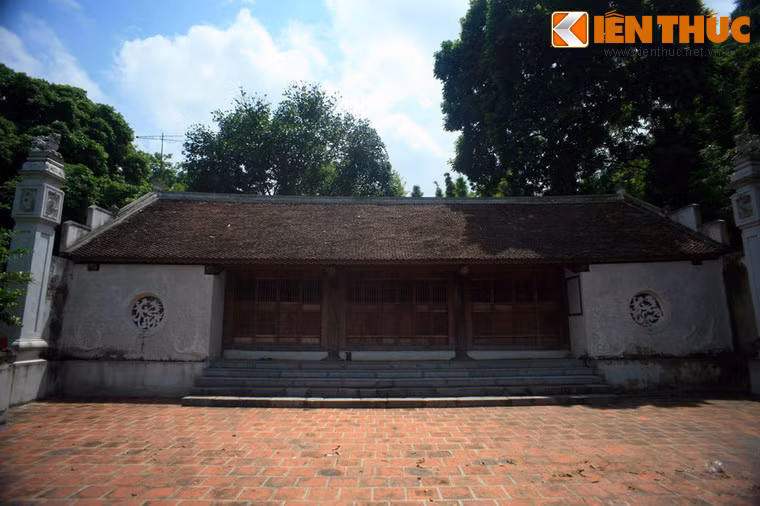 Sau nhiều thế kỷ, trúc không còn và ngôi đền chỉ còn giữ được một số nét căn bản. Ngôi đền được dựng bằng gỗ lim, cao trên 6m. Nhà tiền đường là một công trình 5 gian. Hệ thống vì kèo biến thể kiểu giá chiêng đồng rường con nhị xuất hiện vào cuối thế kỷ 17 và phổ biến vào cuối thế kỷ 19. Ba gian hậu cung được xây dựng cùng một phong cách với nhà tiễn đường, có 2 đầu bịt đốc, lợp ngói nam, xây bằng gạch thất, bắt mạch để trần. Trên hệ thống cửa có trạm trổ theo các đề tài tứ quí...