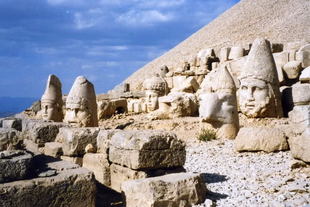 Năm 1987, UNESCO đã đưa di tích khảo cổ núi Nemrut của Thổ Nhĩ Kỳ vào danh sách Di sản văn hóa thế giới.