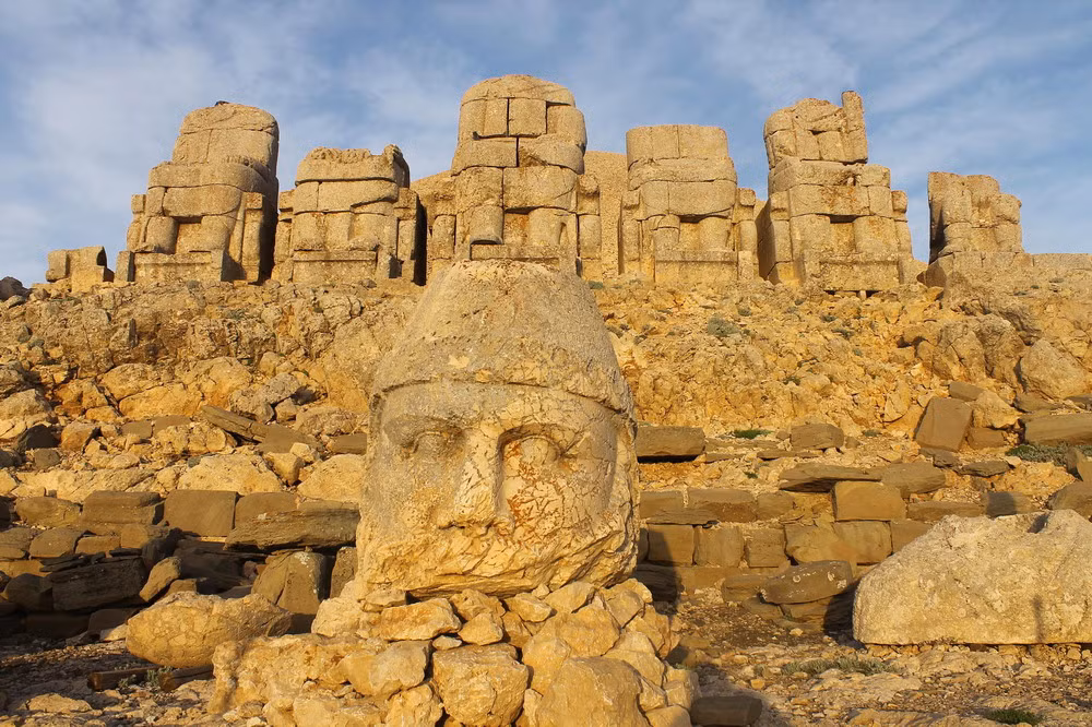 Đó là tượng của hai con sư tử, hai con đại bàng trong thần thoại Hy Lạp, Armenia và các vị thần của Iran như Hercules Vahagn, Zeus - Aramazd hay Oromasdes, Tyche, và Apollo - Mithras.