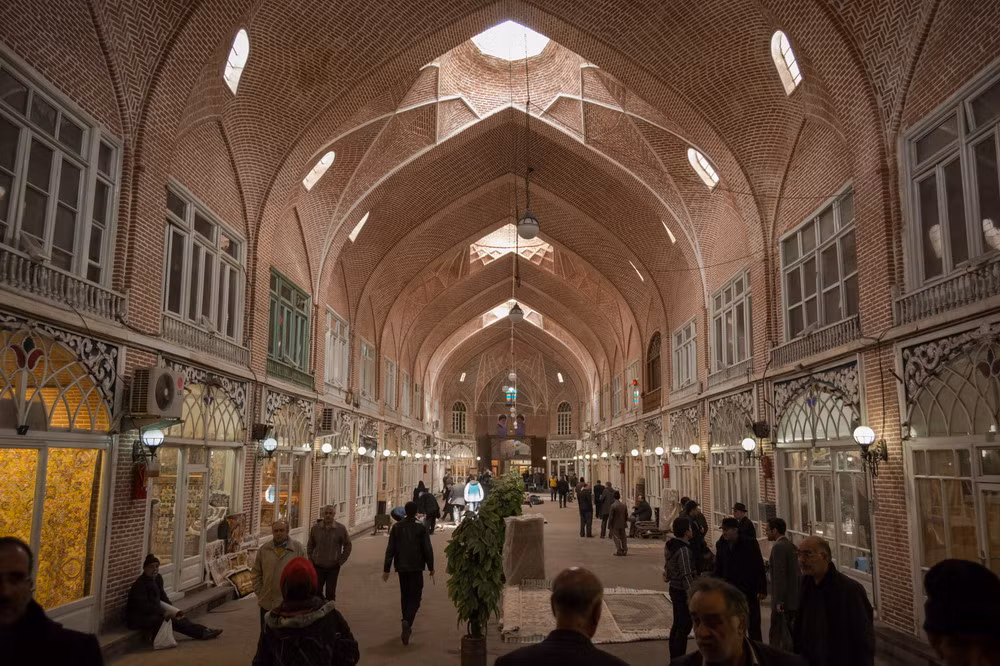 Chợ Tabriz còn có các nhà thờ Hồi giáo và là nơi cử hành một số nghi lễ tôn giáo quan trọng, nổi tiếng nhất là ngày Ashura khi thương nhân ngừng việc buôn bán trong khoảng 10 ngày và nghi lễ tôn giáo được tổ chức bên trong Bazaar.