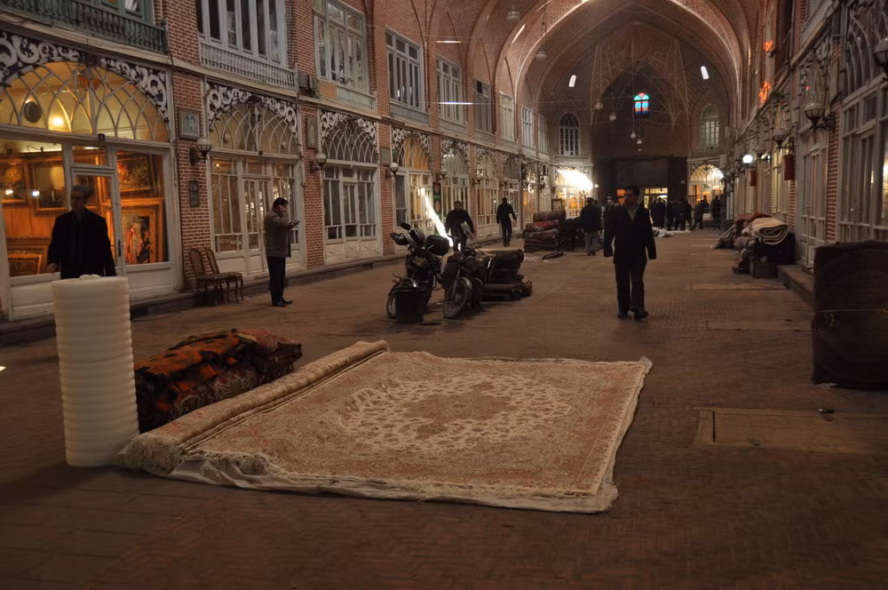 Vào thời hiện đại, Tabriz bazaar là nơi diễn ra những sự kiện chính trị quan trọng trong cuộc Cách mạng Hiến pháp Iran trong thế kỷ qua và Cách mạng Hồi giáo.