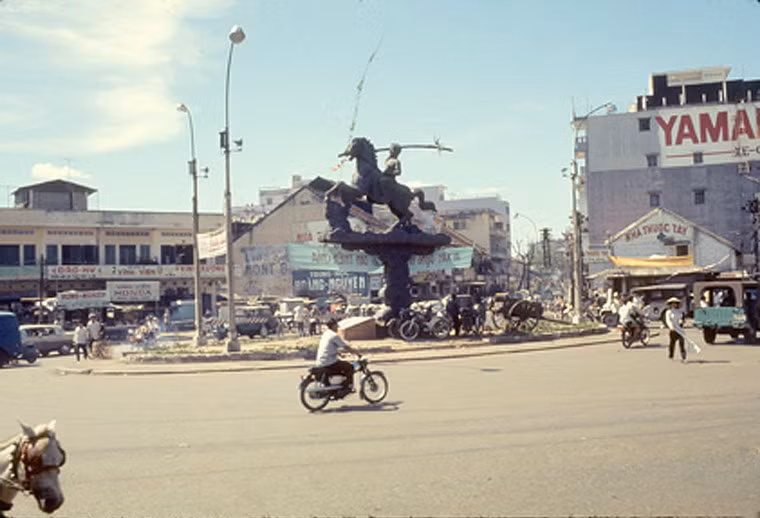 Ngã sáu Phù Đổng. 