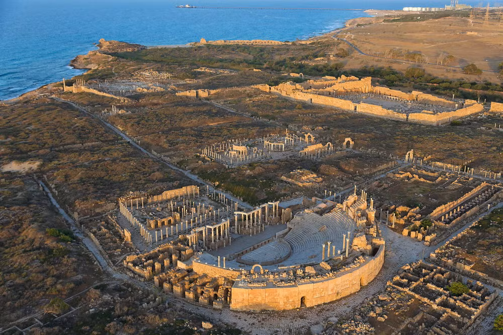 Nằm ở tỉnh Al Khums của Libya, thành phố cổ La Mã Leptis Magna là một trong những tàn tích hùng vĩ nhất còn lại ở ven bờ biển Địa Trung Hải.