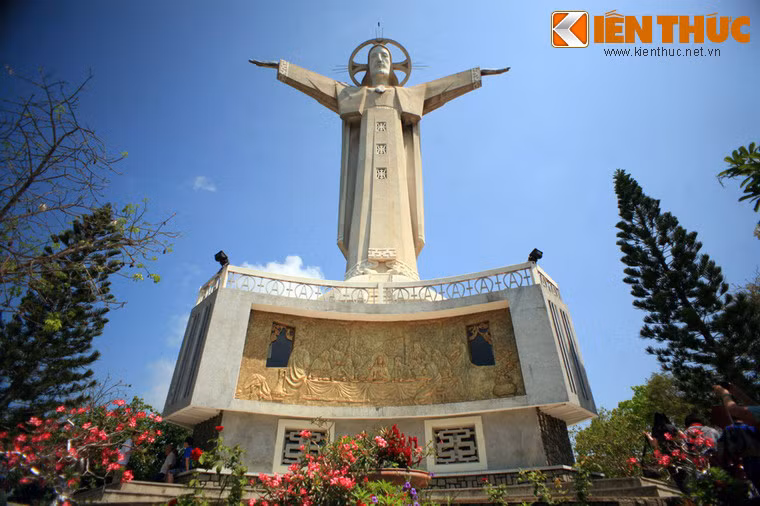 Về tổng thể, tượng có chiều cao 32 mét, chiều dài hai cánh tay là 18,4 mét, đặt trên bệ khối chạm hình Chúa và 12 tông đồ.