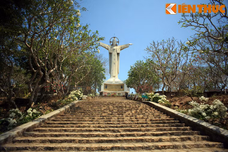 Sau hai năm tu sửa, khu tượng đài Chúa Kitô Vua trên đỉnh núi Nhỏ đã chính thức khánh thành.