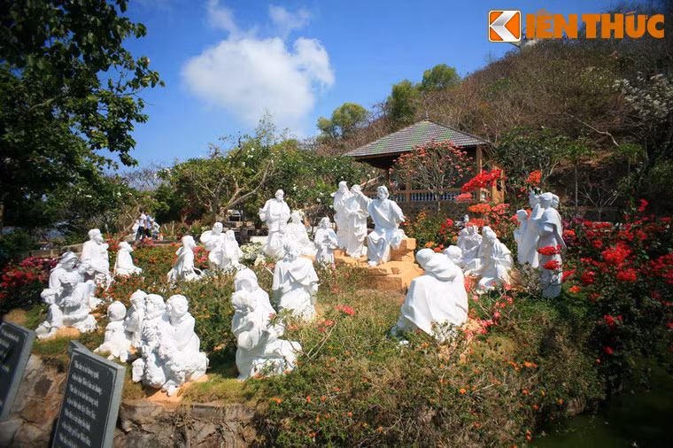 Khó khăn lớn nhất trong việc xây dựng là việc chuyển hàng ngàn tấn vật liệu lên đỉnh núi. Việc đào móng cũng rất vất vả vì trên đỉnh núi là một hệ thống địa đạo bằng bê tông được xây dựng rất chắc chắn dưới thời Pháp thuộc.