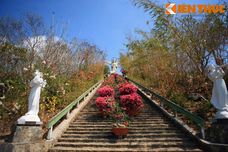 So với bản thiết kế trước trước 1975, tượng đài đã được thiết kế lại cả về quy mô, kết cấu để đáp ứng những quy chuẩn kỹ thuật xây dựng hiện hành.