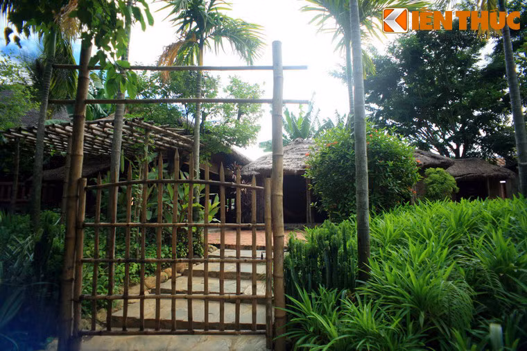 Nơi đây đã phục dựng 18 nếp nhà cổ xưa độc đáo của người Việt trải dài trên cả ba miền Bắc Trung Nam.