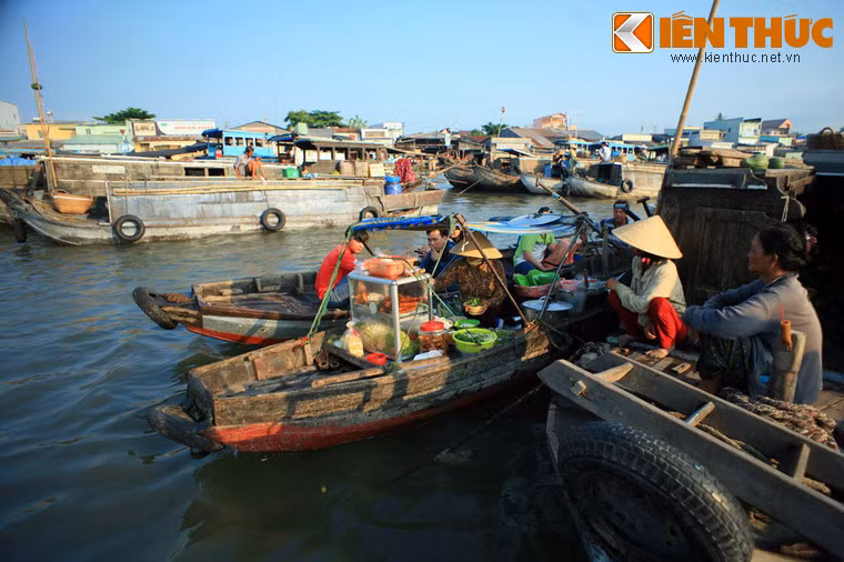 Các xuồng dịch vụ thường là thuyền nhỏ dễ dàng len lỏi để phục vụ các tiểu thương, khách đi chợ và cả khách tham quan.