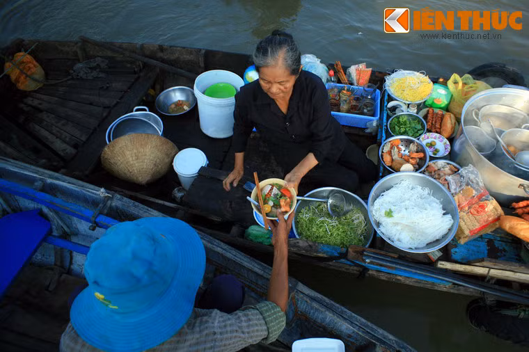 Hấp dẫn nhất là những quán ăn nổi với các món ăn được chế biến và phục vụ khách ngay trên xuồng.