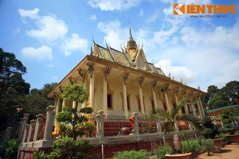 Tọa lạc tại khóm 3, thị trấn Châu Thành, thuộc huyện Châu Thành, tỉnh Trà Vinh, chùa Hang (tên chính thức là chùa Kompông Chrây) được coi là một trong những ngôi chùa Khmer Nam Bộ đẹp và độc đáo nhất Việt Nam.