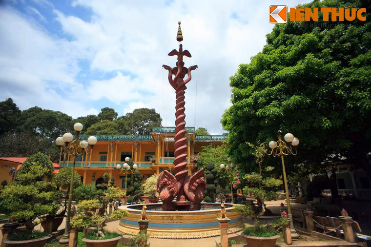 Cột cờ trước chính điện chùa có cấu trúc tượng hình rắn thần Nara 7 đầu tượng trưng cho 7 ngày 7 đêm chuyên tâm bảo vệ Phật Thích Ca ngồi tu luyện.