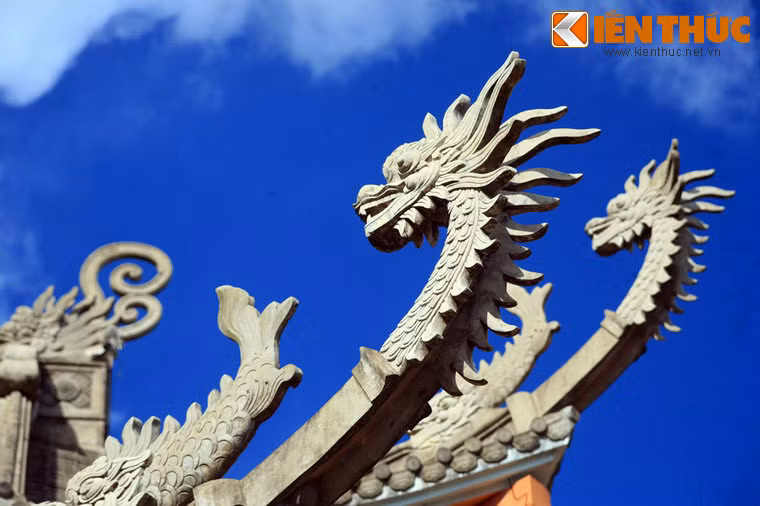 Phần cong tại các góc mái vươn dài ra hơn 3 mét, được gắn kết hình cá rồng theo mô típ của chùa Một Cột và đầu rồng theo mô típ chùa Tây Phương ở Hà Nội.