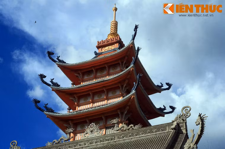Thân của tháp chùa được thiết kế theo hình vuông đều nhau ở 3 tầng chính với đường kính hơn 3 mét, ngọn tháp cũng có các chi tiết chạm khắc sắc sảo. Các góc mái của 3 tầng tháp có gắn kết những con rồng uyển chuyển.