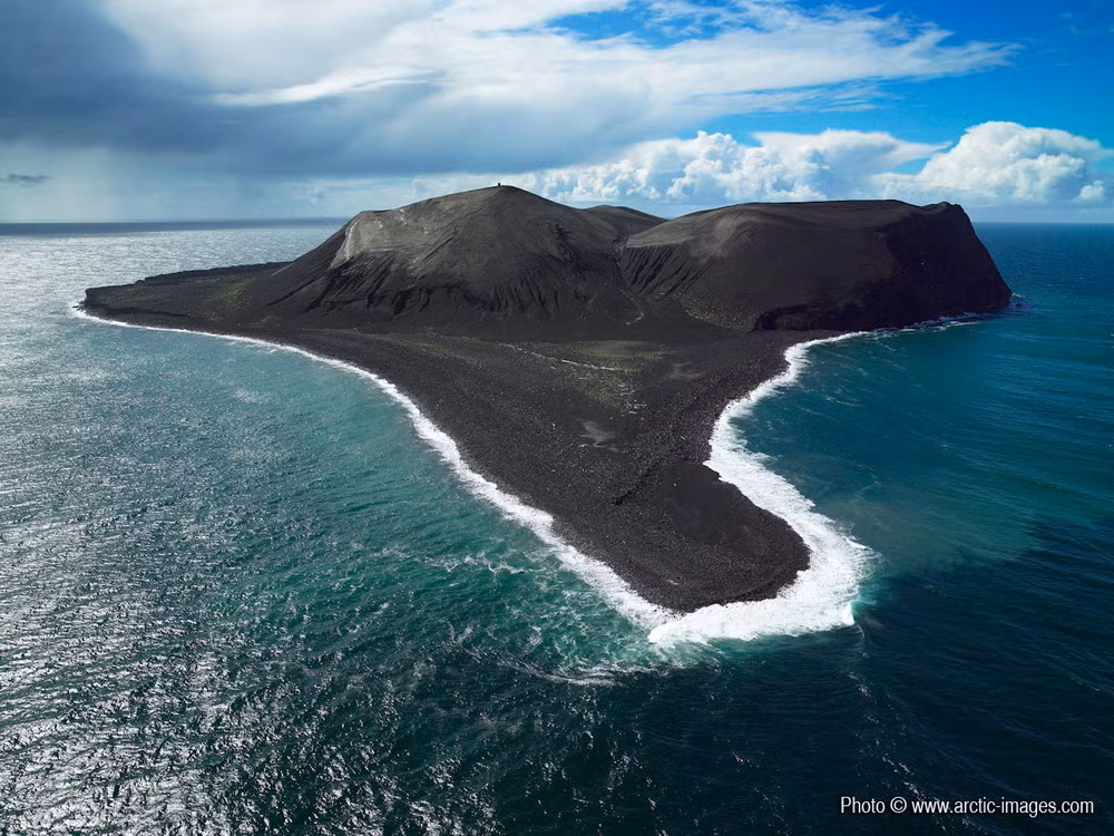 Nằm ở vùng biển phía Nam của Iceland, đảo núi lửa Surtsey được giới khoa học coi là một trong những hòn đảo độc đáo nhất thế giới.