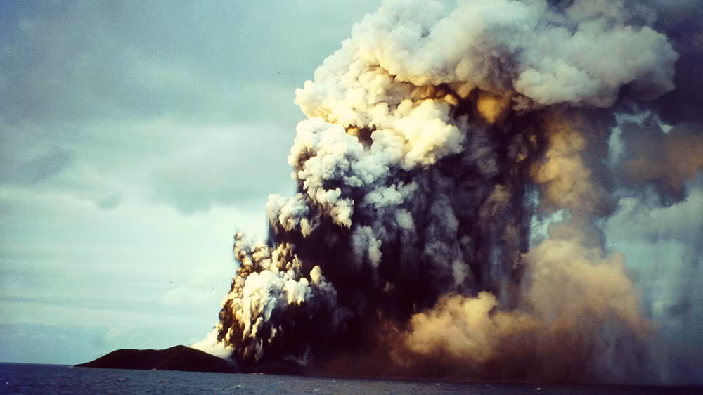 Sự việc bắt đầu lúc 7h15 ngày 14/11/1963, khi một tàu đánh cá đi ngang qua ngoài khơi phía Nam Iceland thuộc quần đảo Westman, thuyền trưởng tàu này, Isleifur II, thấy một cột khói bốc lên ở phía Tây Nam. Ông cho tàu tiếp cận vì nghĩ rằng có một chiếc tàu đang bốc cháy.