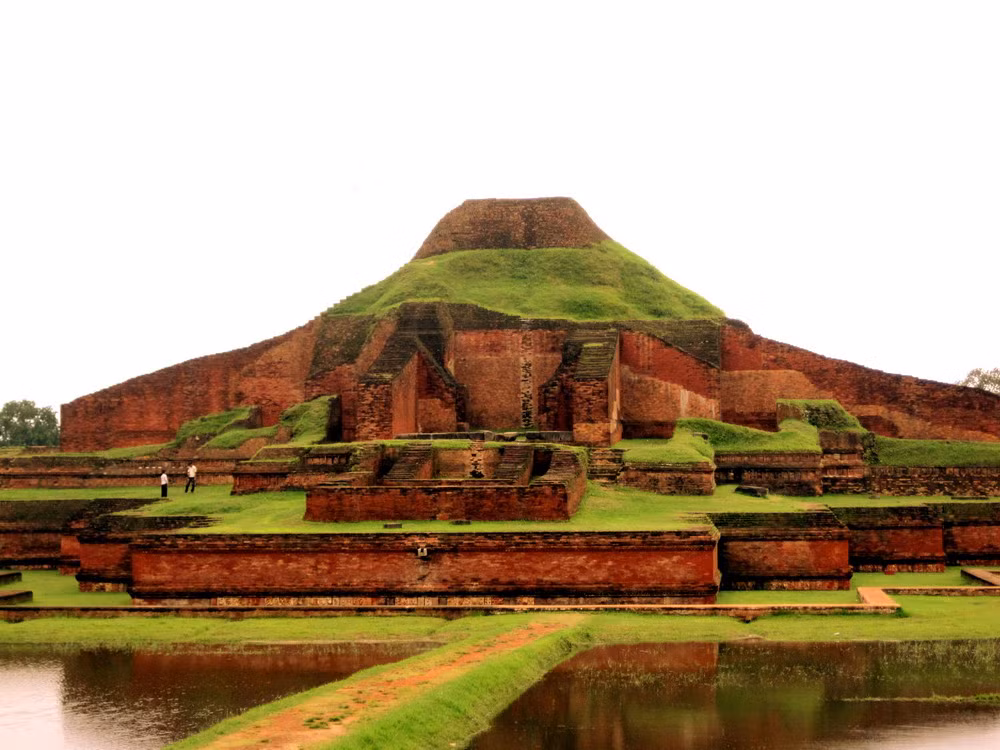  Phế tích Phật giáo di tích Somapura Mahavihara nằm ở Naogaon, Tây bắc Bangladesh là một trong những trung tâm Phật giáo lớn nhất Nam Á, ảnh hưởng đến nhiều trung tâm Phật giáo lớn khác trên thế giới.